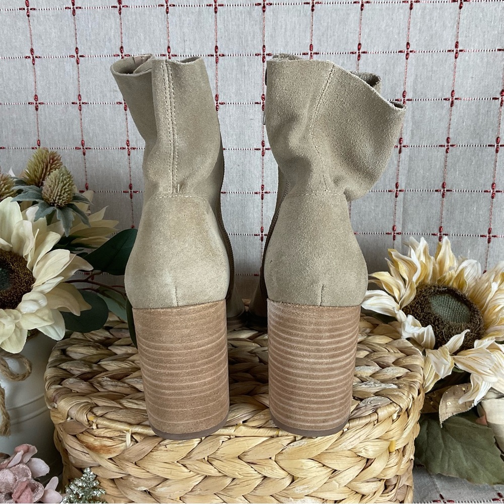 Steve Madden “Calabria” Tan Suede Ankle Boots Almond Toe Size 9.5 Beige Bootie - Picture 3 of 6